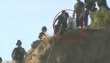 Policininkams nepavyko sulaikyti Stepheno Clancy Hillo &ndash; jis nu&scaron;oko nuo uolos.