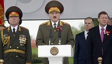 Aleksandras Luka&scaron;enka (centre)