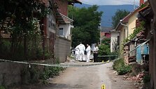 Kosovo policininkai dirba i&scaron;puolio vietoje.