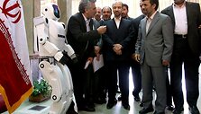 Robotą &bdquo;Surena II&ldquo; pristatė Mahmoudas Ahmadinejadas.