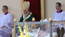 Popiežius Benediktas XVI aukojo mi&scaron;ias prie pirmtako Celestino V relikvijų.