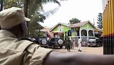 Ugandos policininkas prie vienos i&scaron; sprogimo vietų