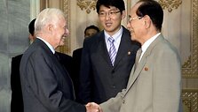 Jimmy Carteris sveikinasi su Kim Yong-Namu.