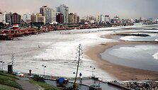 Sniegu padengtas Mar del Platos paplūdimys Buenos Airėse, Argentinoje