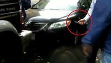 Vairuotojai &bdquo;na&scaron;istams&ldquo; grasina ir peiliais, ir pistoletais.