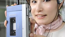 &bdquo;Sony&ldquo; kompanijos muziejaus darbuotoja demonstruoja pirmąjį &bdquo;Walkman&ldquo; modelį TPS-L2.