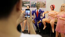 Pripučiama Baracko Obamos lėlė sukėlė prie&scaron;taringus jausmus visame pasaulyje.