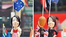 Julios Gillard lėlė tik po Australijos ambasados priekai&scaron;tų buvo perrengta kitais rūbais.