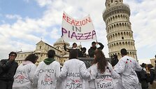 Protestuojantys studentai užėmė Pizos bok&scaron;tą.