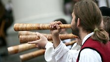 Sutartinės gali būti vokalinės ir instrumentinės.