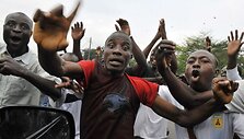 Alassane'o Ouattaros &scaron;alininkai nesiliauja protestuoti.