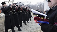 Žuvusieji per povandeninio atominio laivo &bdquo;Nerpa&ldquo; avariją palaidoti su visomis kari&scaron;komis i&scaron;kilmėmis.