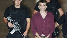 Cesare Battisti Brazilijos policininkų apsuptyje