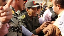 Mohammedas Husseinas Tantawi susitinka su protestuotojais.