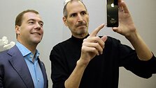 Steve'as Jobsas naująjį &bdquo;iPhone 4&ldquo; Dmitrijui Medvedevui padovanojo 2010 metų birželį, kai &scaron;is telefonas dar net nebuvo pardavinėjamas.