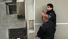 Bulgarijos policininkai saugo perimetrą aplink banką, kuriame ginkluotas plė&scaron;ikas laiko kelis įkaitus.