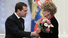 Liudmila Gurčenko su Rusijos prezidentu Dmitrijumi Medvedevu (2010 m. gruodis)