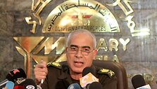 Egipto generolas Mamduh Shahinas paskelbė apie laikinosios konstitucijos įsigaliojimą.