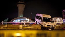 Tornadas Sent Luiso oro uosto teritorijoje kilnojo ir automobilius.