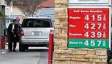 Kalifornijoje amerikietis pilasi degalų dar vienoje &bdquo;brangioje&ldquo; degalinėje, kurioje galonas &bdquo;Regular&ldquo; markės benzino kainuoja 4,15 dolerio (arba vienas litras kainuoja apie 2,59 lito).