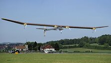 Saulės energija varomas lėktuvas &bdquo;Solar Impulse&ldquo; kyla į skrydį.
