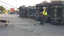 Klaipėdoje apvirto vilkikas