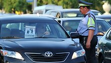 Baltarusiai protestuoja dėl smarkiai pabrangusių degalų.