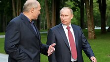 Aliaksandras Luka&scaron;enka (kairėje) ir Vladimiras Putinas