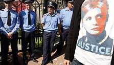 Julijos Tymo&scaron;enko portretas ant rėmėjo mar&scaron;kinėlių