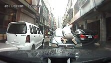 Vyri&scaron;kis su beisbolo lazda &ndash; ant automobilio variklio dangčio