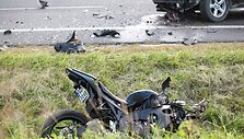 Jaroslawo Walęsos vairuojamas motociklas rėžėsi į lengvąjį automobilį, i&scaron;važiavusį i&scaron; &scaron;alutinio kelio.