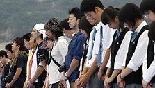 Japonai prisiminė žemės drebėjimo ir cunamio aukas.