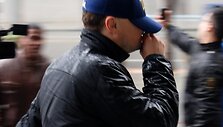 Leonardo DiCaprio slepia savo veidą nuo įkyruolių.