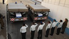 Izraelio kariai atiduoda pagarbą prie Ehudo Goldwasserio ir Eldado Regevo karstų.