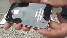 Taip atrodė &bdquo;iPhone 4S&ldquo; po pirmojo bandymo.