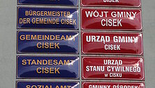 Kai kuriose Silezijos vietovėse užra&scaron;ai egzistuoja dviem kalbomis &ndash; lenkų ir vokiečių.