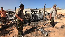 Sukilėliai prie NATO pajėgų atakuotos Muamaro Kadhafi vilkstinės automobilių