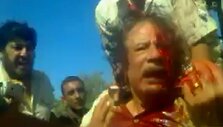 Kovotojai Muamarą Kadhafi sučiupo gyvą, tačiau netrukus jis mirė neai&scaron;kiomis aplinkybėmis.