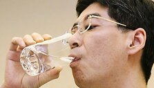 Yasuhiro Sonoda geria vandenį i&scaron; Fuku&scaron;imos-1 atominės elektrinės.