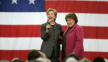 Hillary Clinton neteko savo motinos Dorothy Rodham (de&scaron;inėje).