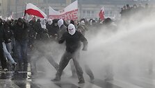 Lenkijos policija prie&scaron; demonstrantus panaudojo vandens patrankas.