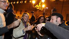 Didelei daliai italų Silvio Berlusconi atsistatydinimas &ndash; puiki proga &scaron;vęsti.