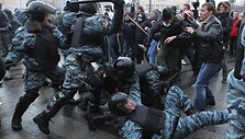 Rusijos omonininkai mal&scaron;ina protestuotojus.