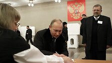 Balsuoja Vladimiras Putinas.
