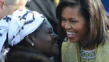 Baracko Obamos pamotė Kezia Obama (kairėje) susitiko su prezidento žmona Michelle per inauguracijos i&scaron;kilmes.