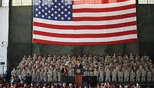 Barackas Obama sako kalbą JAV kariams.