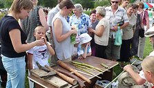 &Scaron;iaulių universiteto sode vykstančios Žolinės &scaron;ventės dalyvius domina i&scaron; augalų pagaminti muzikos instrumentai.