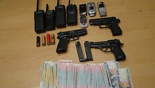 Pas sulaikytuosius rasti ginklai ir pinigai.