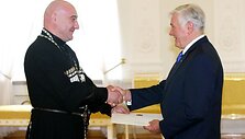 Gruzijos ambasadorius V.Adamkui įteikė skiriamuosius ra&scaron;tus.