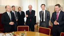 Valdančiosios koalicijos lyderiai kartu su specialiai sukviestais ekspertais bandys rasti i&scaron;eitį i&scaron; krizinės situacijos.